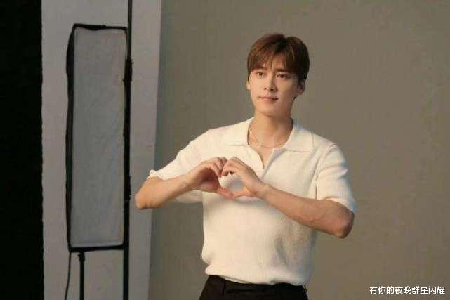 李易峰|李易峰被行拘后首现身，与友人聚餐心情好，时不时大笑不受影响