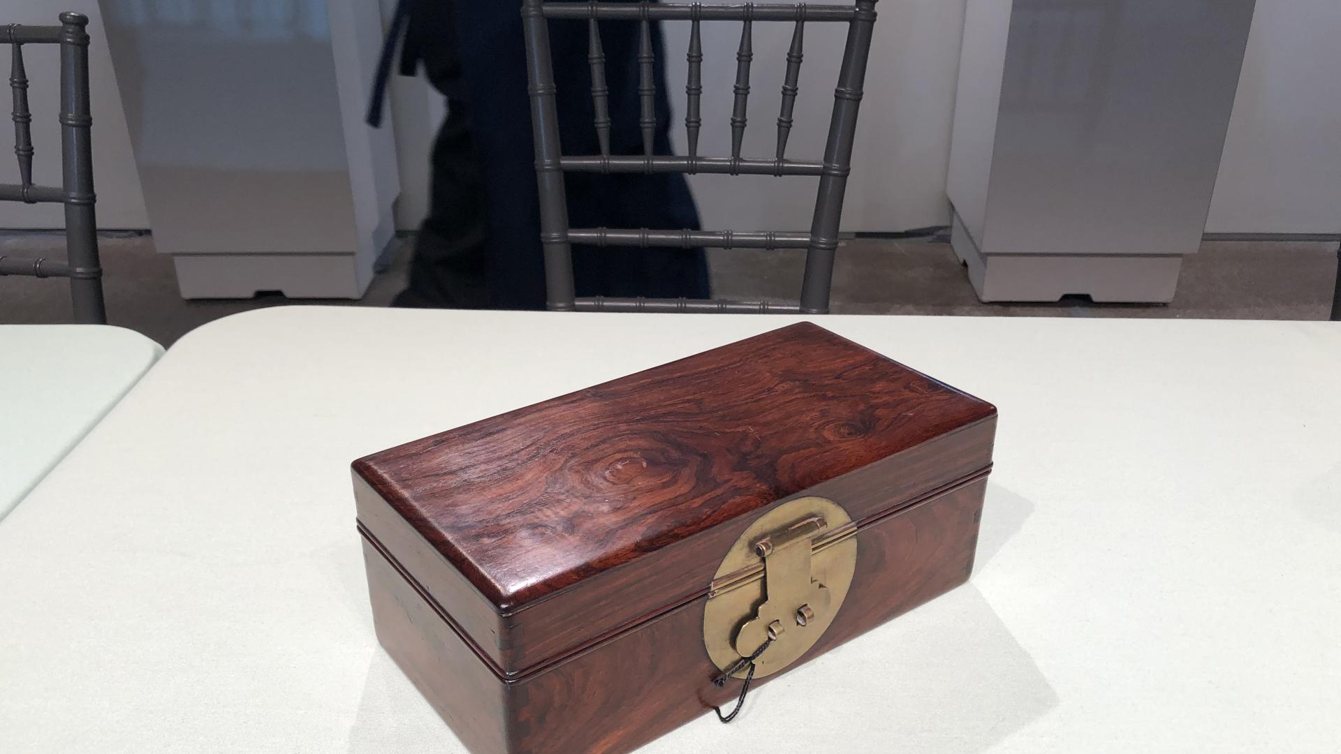 |黄花梨满彻厚实，对开板小箱八千美元成交