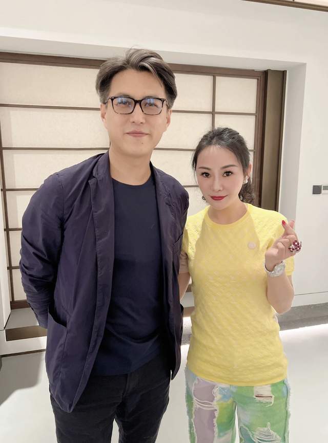 靳东|靳东和圈外富婆聚会，身材发福白发明显，范冰冰穿百元上衣仍贵气