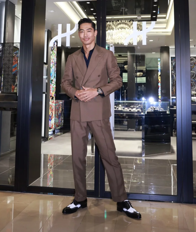 林志玲|林志玲老公出席活动引尖叫，梳油头凹造型太帅气