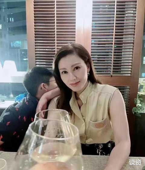 李嘉欣|不愧是最美港姐!李嘉欣晒海边度假风美照,脚踩红色恨天高太吸睛