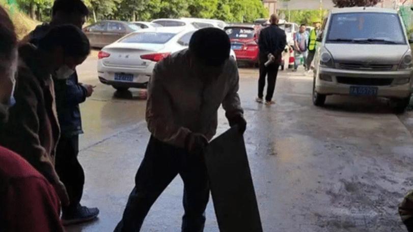 “孩子在哭，我手够不着”，3岁男孩掉下水道冲走，其父亲遭网暴