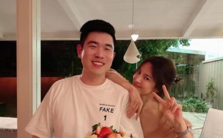 宋慧乔|宋慧乔复出拍戏照曝光，身材暴瘦靠穿阔腿裤遮，神情冷漠不见笑容