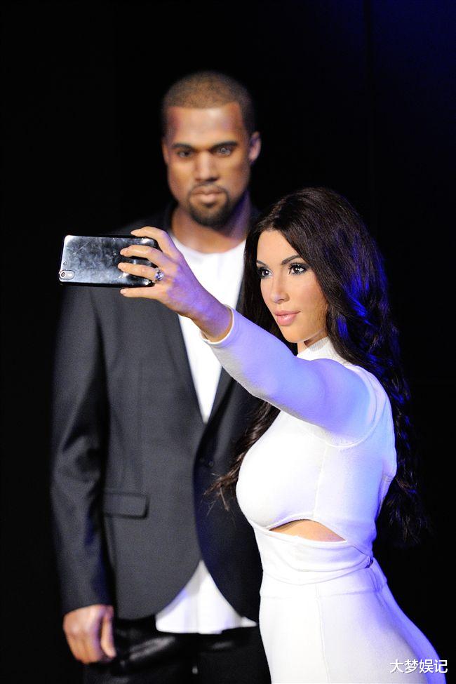 张嘉倪|陷入困境!Kanye West惨被“毕业”遭蜡像馆移走,官方回应超酸