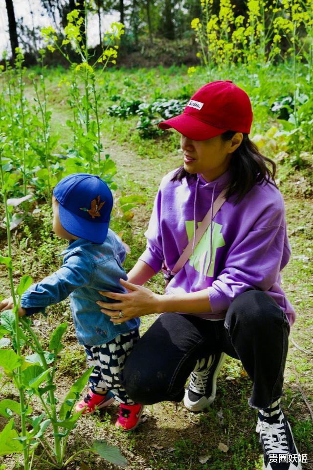 千娇百媚|周一围一家踏青，朱丹教女儿摘菜扶儿子看田园美景，画风温馨有爱