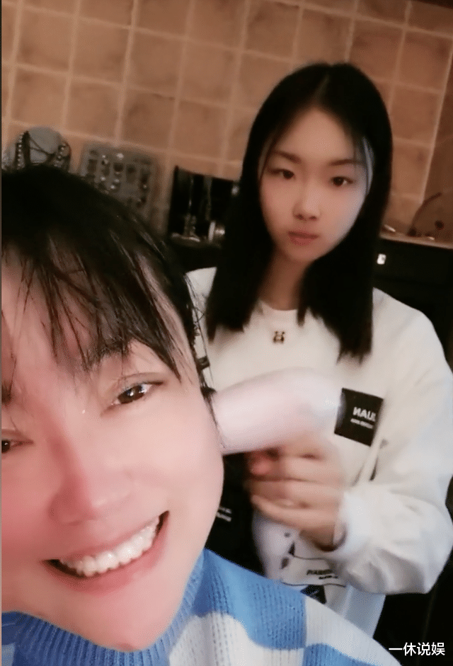 李菁菁|51岁李菁菁和女儿同框出镜，患癌后瘦成尖下巴，女儿颜值也很高