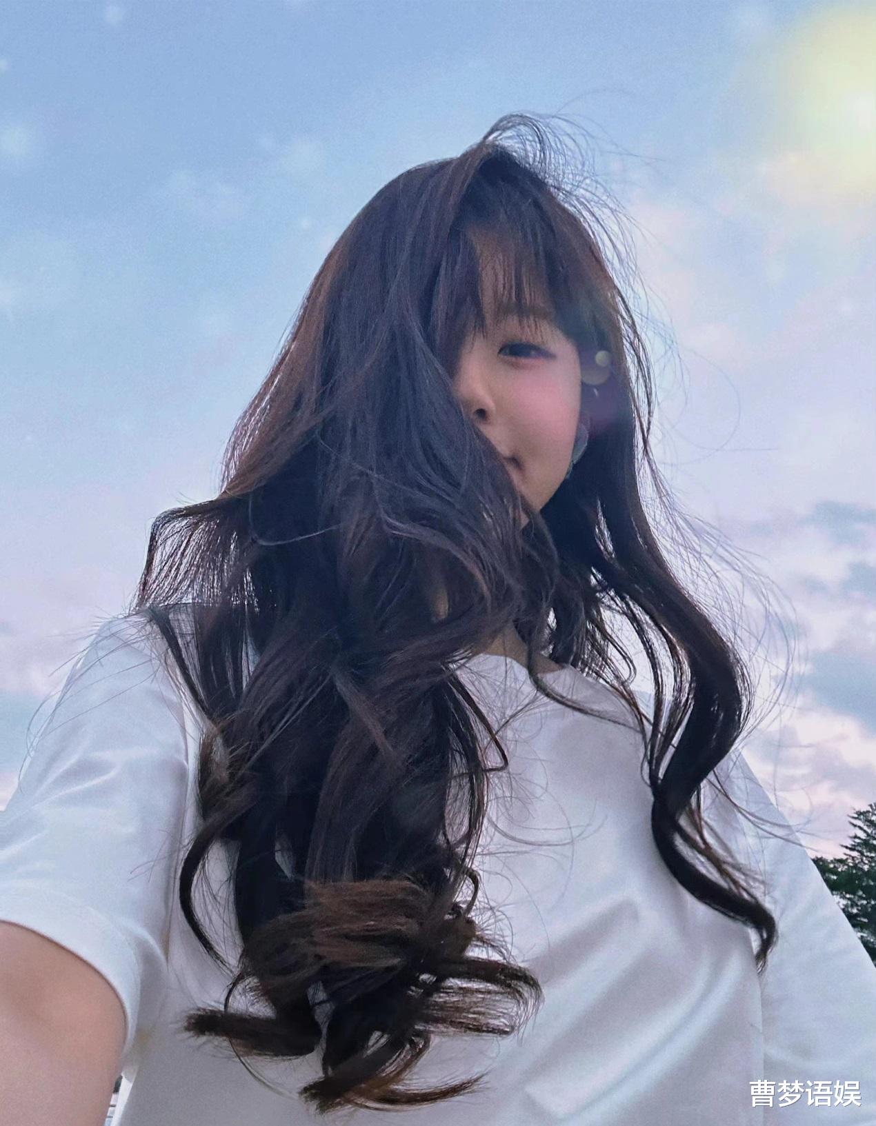 |赵露思晒秋日剧组生活照,遛狗赏花游戏三不误,大秀香肩对海比耶