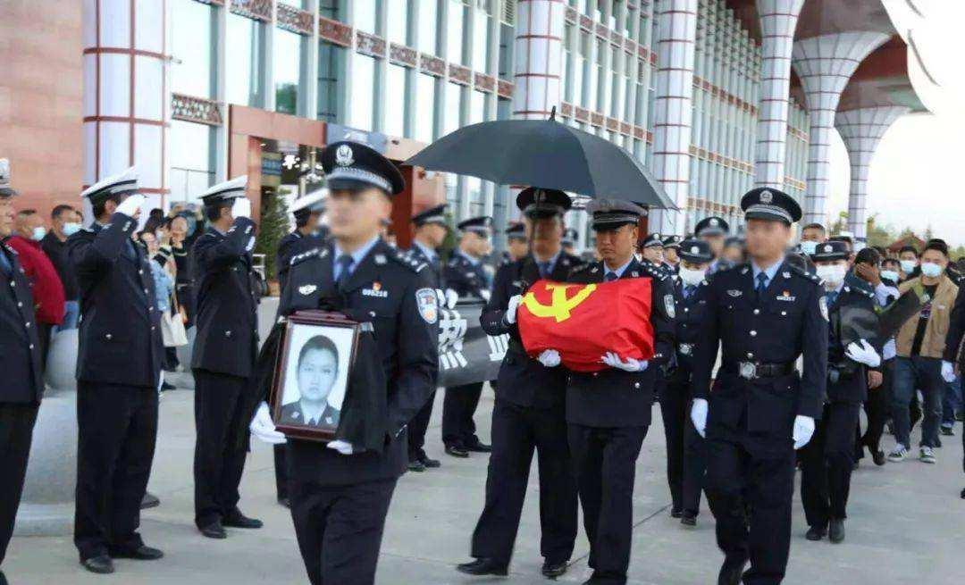 父亲被毒贩炸亡,26年后警察儿子也缉毒牺牲,最后遗言:还没吃饭