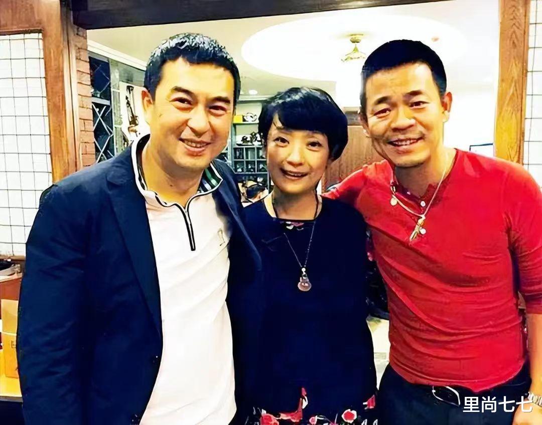 穿衣搭配 张嘉译老婆在家聚会，穿奶奶装还秀素颜，留超短发气质还挺温柔的