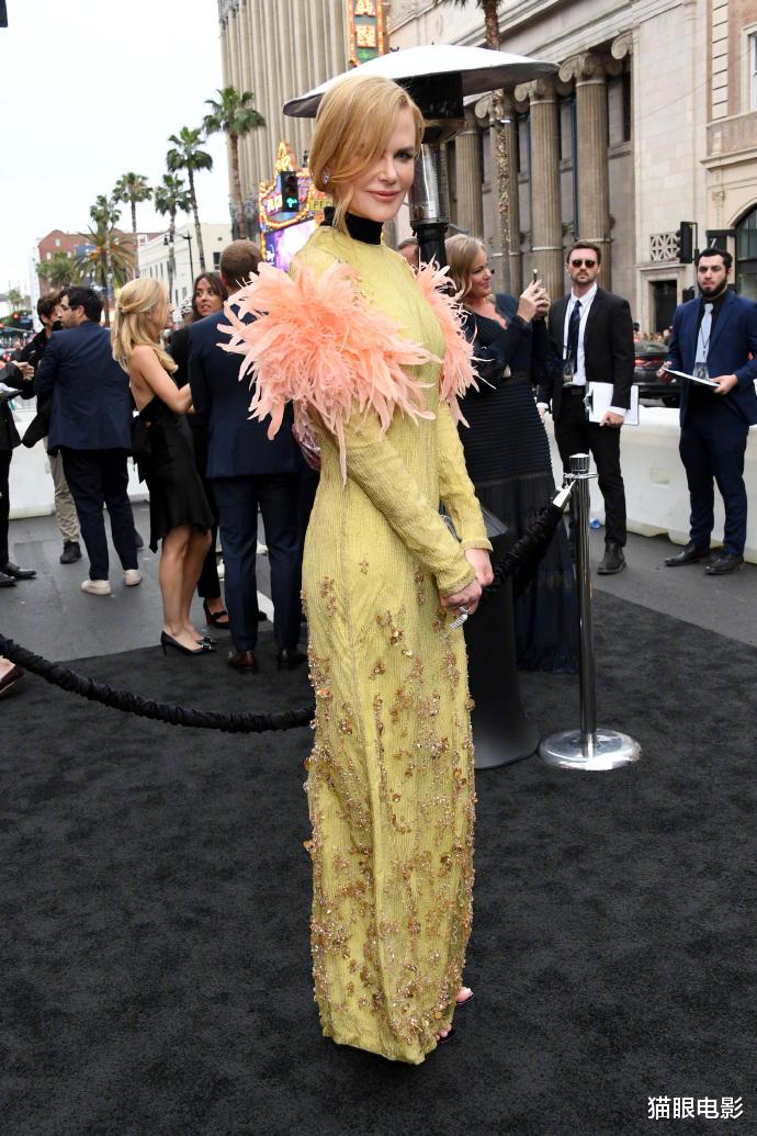 |?54岁妮可基德曼不显老，一身黄裙亮相北欧人首映，与安雅同框合照