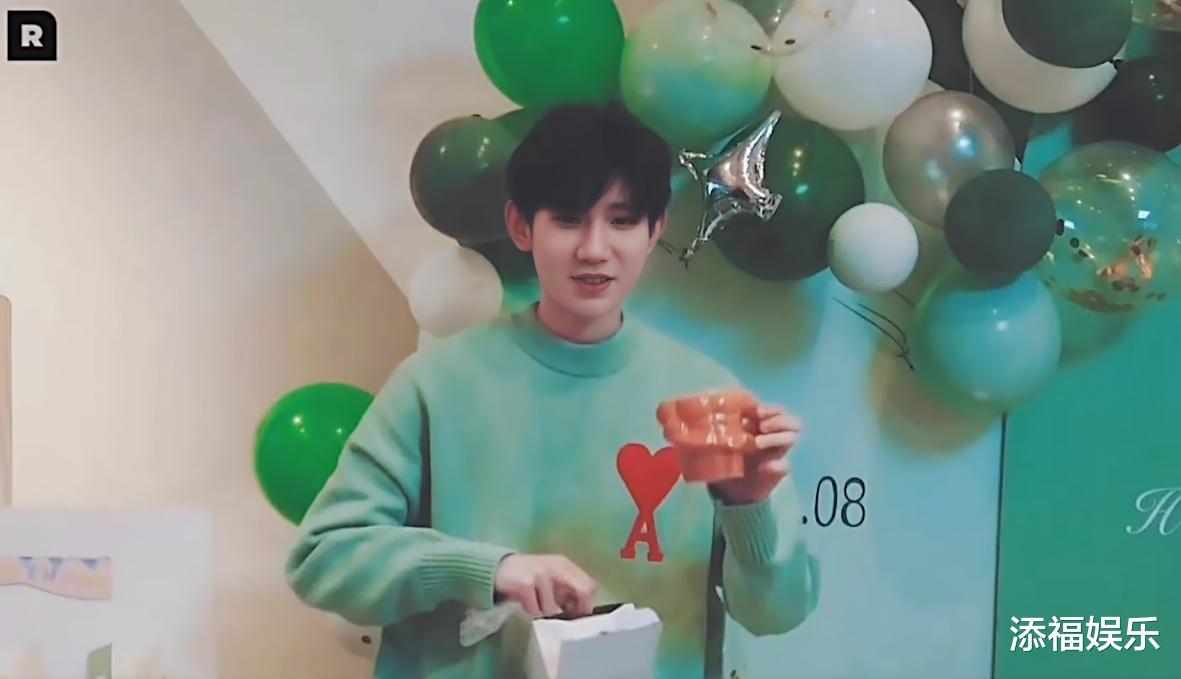 王源|王源的少女风水杯，被工作人员还有妈妈操控的取向，但还是刚哥