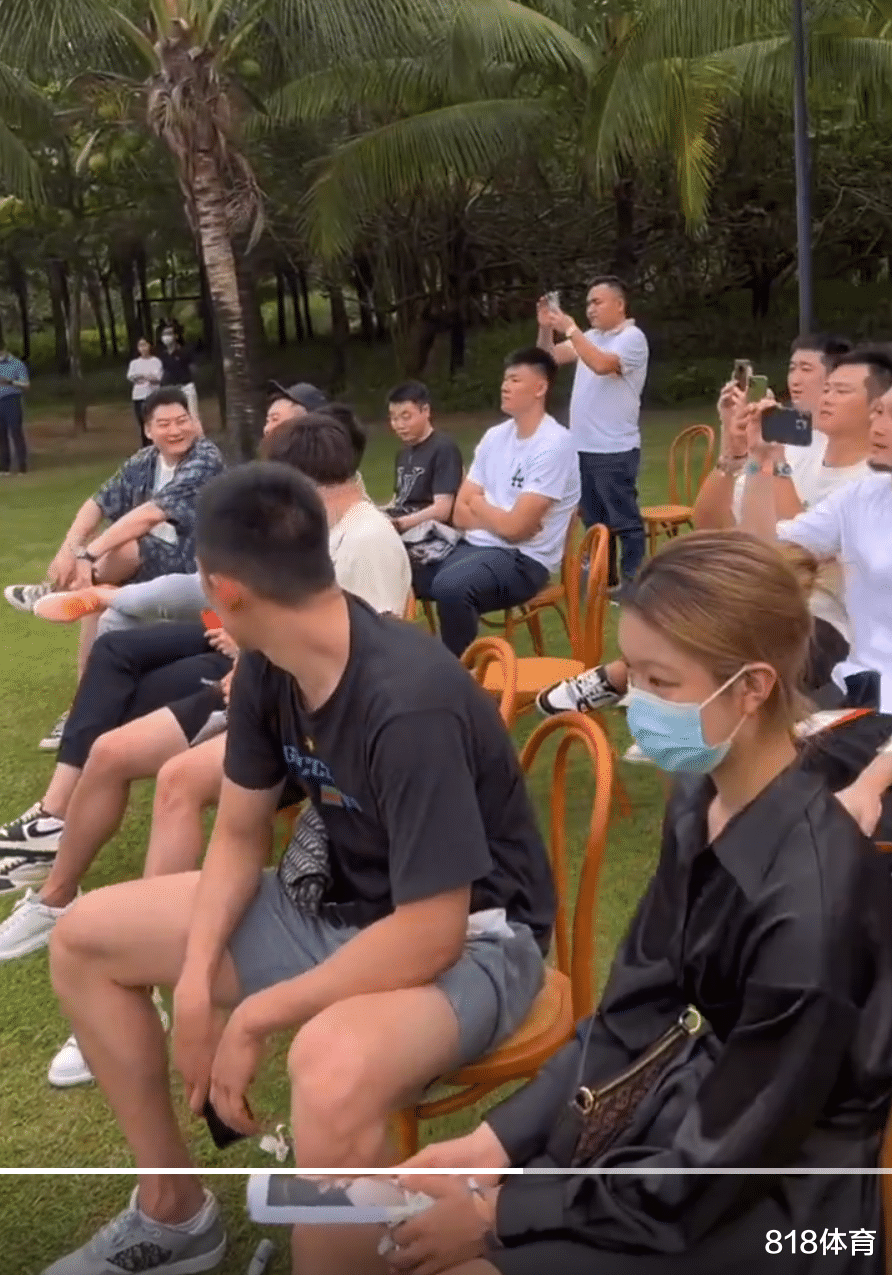 郭艾伦|活该你单身! 赵继伟和爱妻表白激动落泪, 郭艾伦最后一排津津有味嗑瓜子