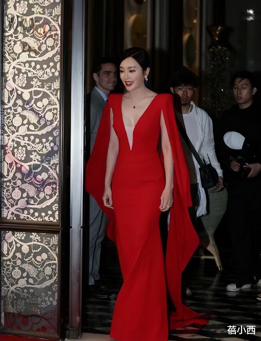 秦岚|被“秦岚”的好气质折服,穿红裙秀魔鬼身材,才知道什么叫女人味