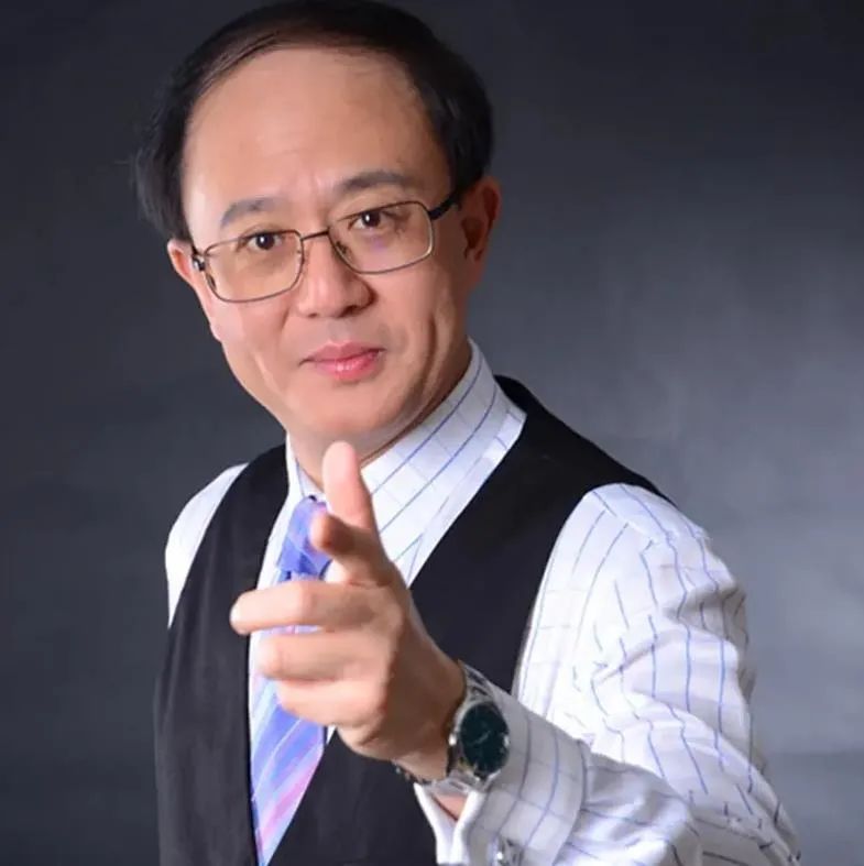 邱震海|关于俄乌战争评论员不少,为何主持人邱震海的视频点击量破千万?