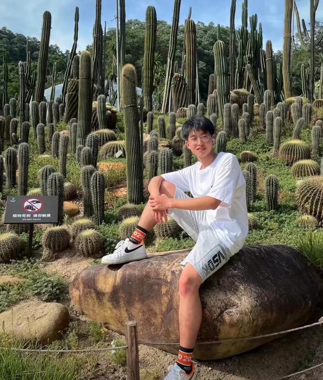 姜素拉 孙卓暑假跟家人出游,穿着帅气发型吸睛,这一小细节很暖心