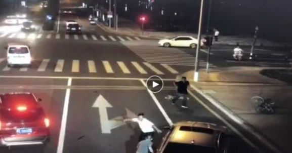 昆山纹身男砍人不成反被杀案:骑车男属无限防卫,无罪!