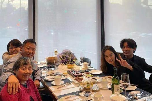 陈坤|陈坤儿子晒照庆祝父亲节，与爸一同吃卤肉饭，20岁陈尊佑越长越帅