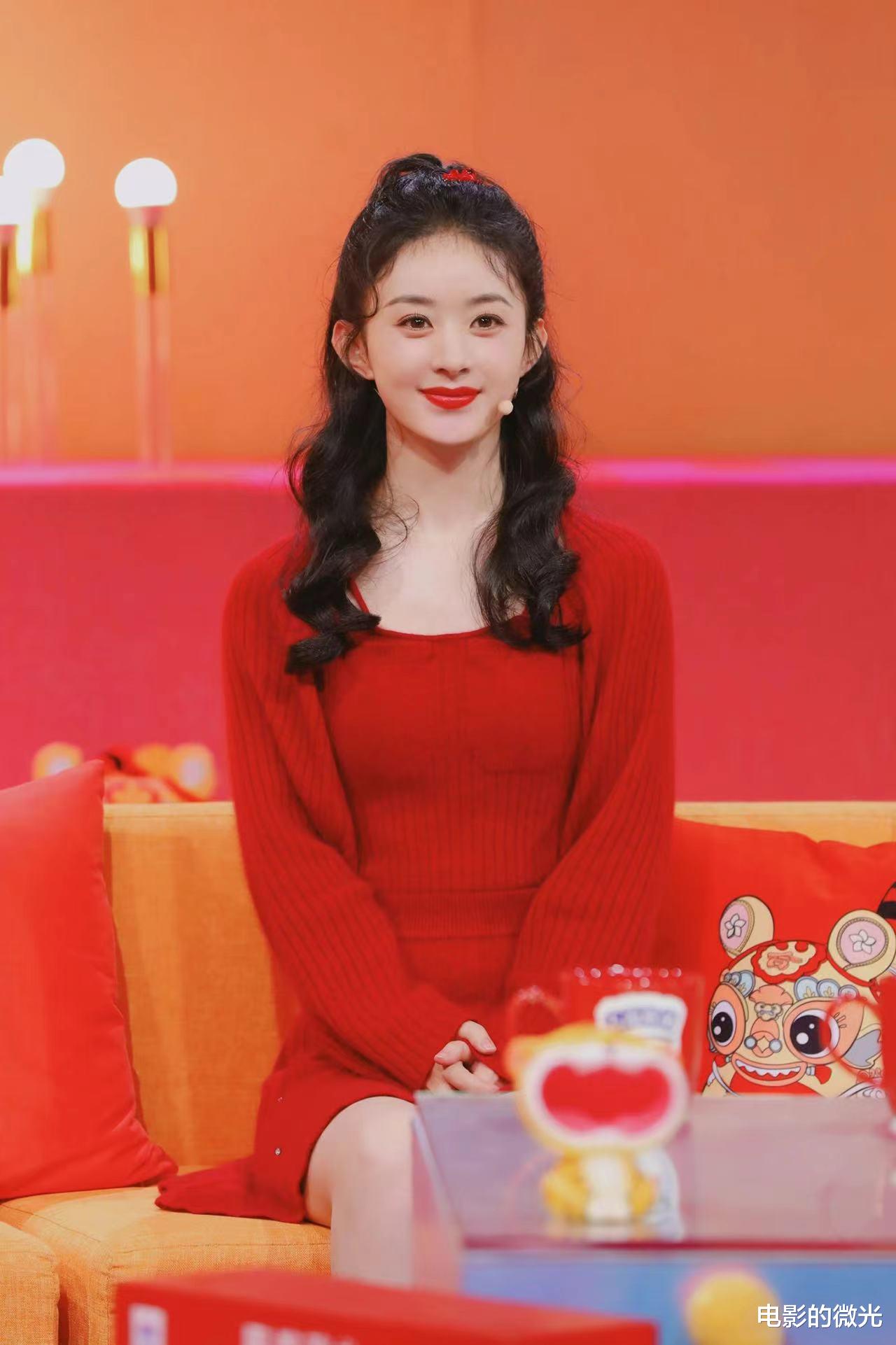 赵丽颖|春天穿红色针织衫,学赵丽颖搭配半扎发,满满的少女既视感
