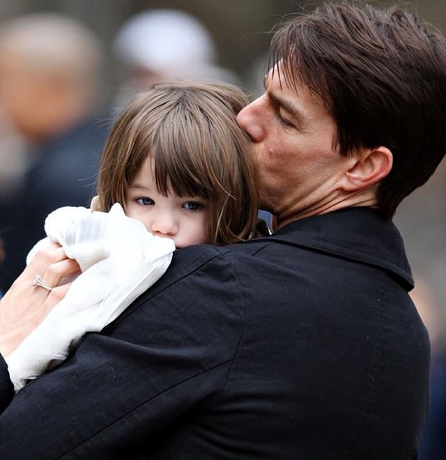 汤姆·克鲁斯|阿汤哥16岁女儿:肤白貌美大长腿,五官像母亲,常年见不到父亲