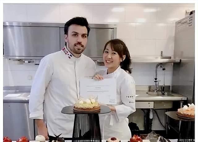 明道|明道牵着两岁儿子现身上海商场，孩子偏瘦，衣服宽松像大了两个码