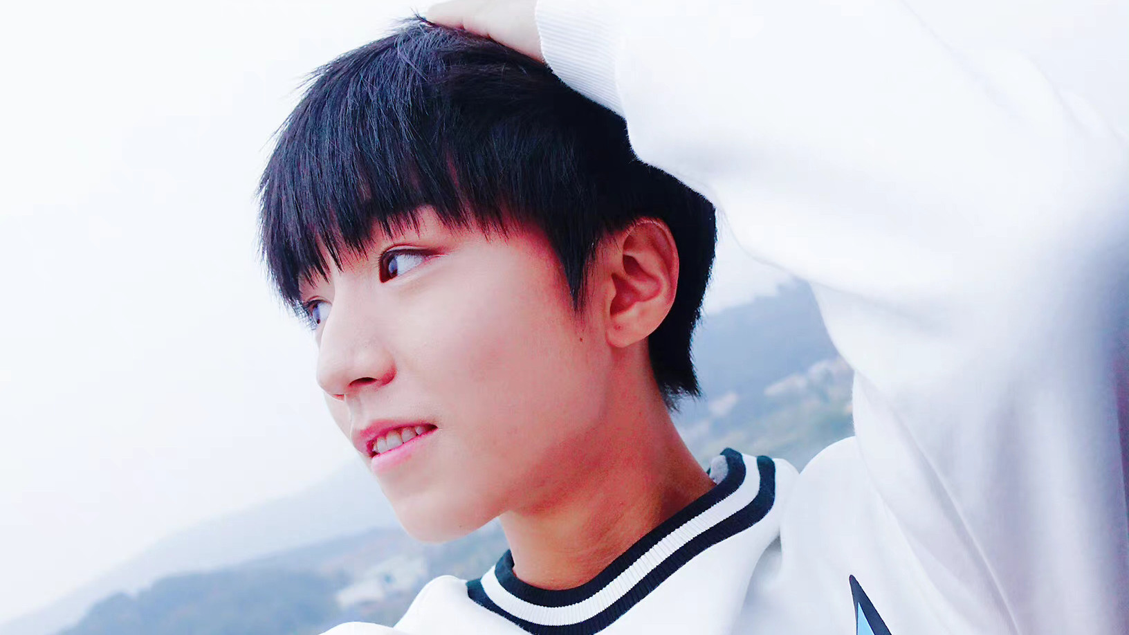 王俊凯|王俊凯湖边栏杆自拍，还有阿宝滤镜，是王俊凯小时候才会有的精彩