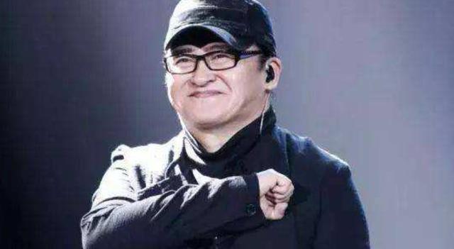 刘欢|刘欢现身央视春晚彩排,满头白发显沧桑,身体状况让人担心