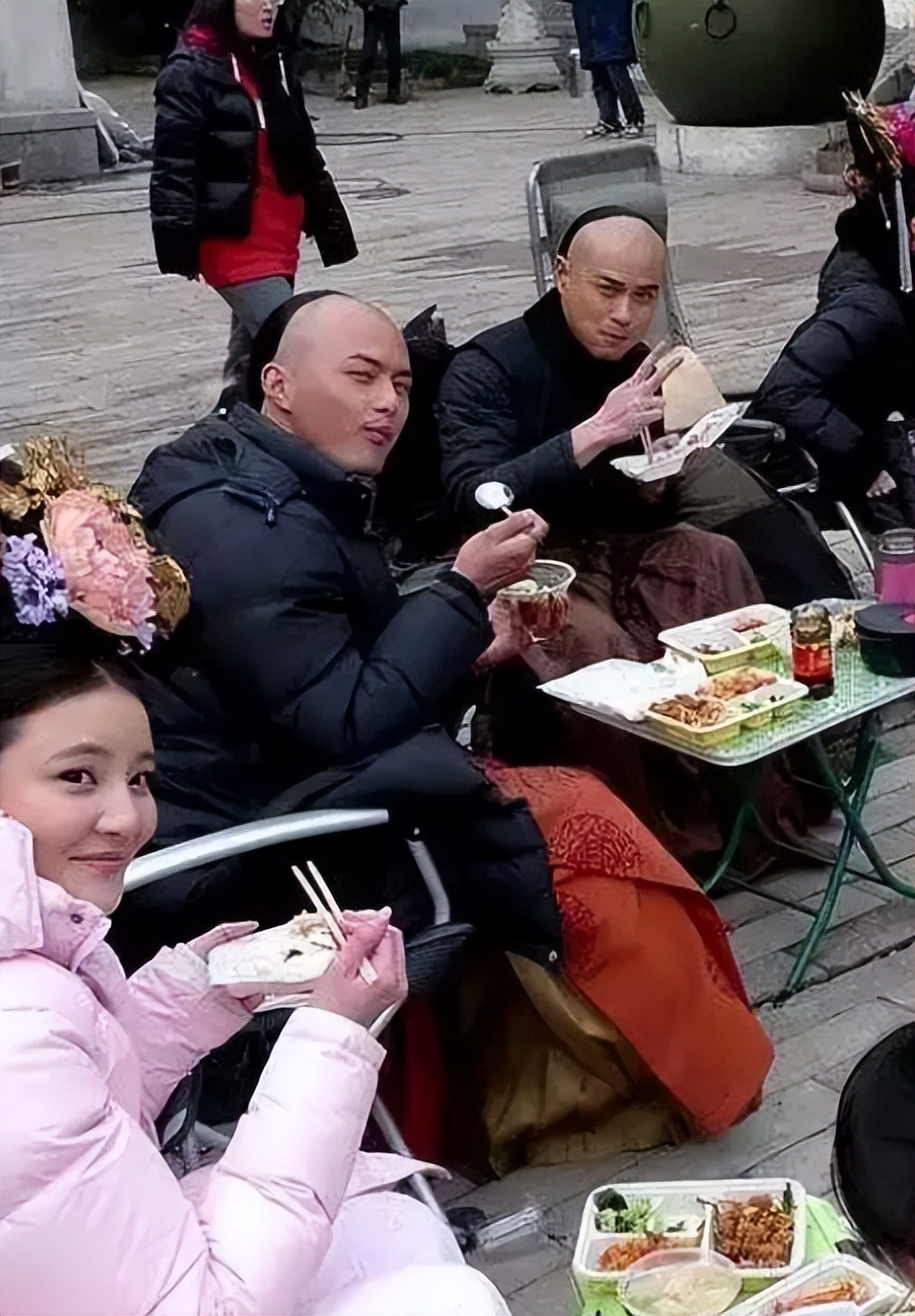 明星|关凌曝光央视员工盒饭！碗里肉巨大一块，否认明星搞特殊太霸气