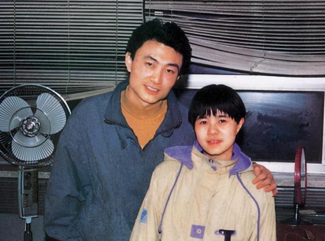 刘纯燕|刘纯燕23岁女儿订婚，帅气“金龟婿”1米95，岳父王宁穿喜庆红衣