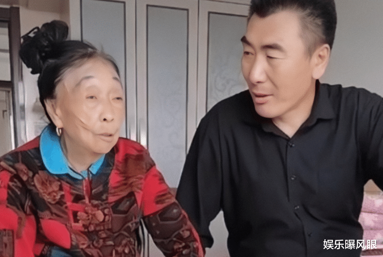 胡先煦|老来得子？李玉成“新欢”小腹隆起疑似怀孕，腿上纹身引争议