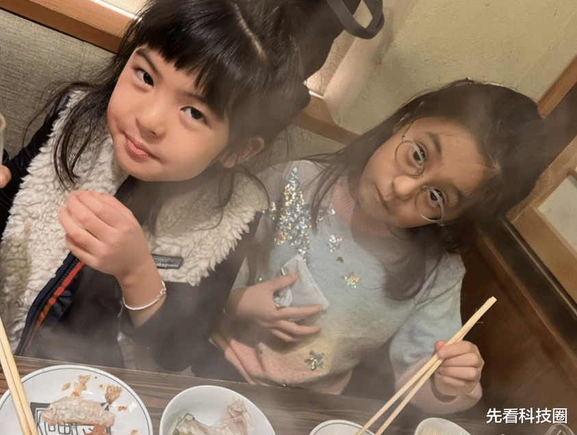 贾静雯|贾静雯晒全家福！俩女儿一个像爸一个似妈，梧桐妹缺席聚会太叛逆