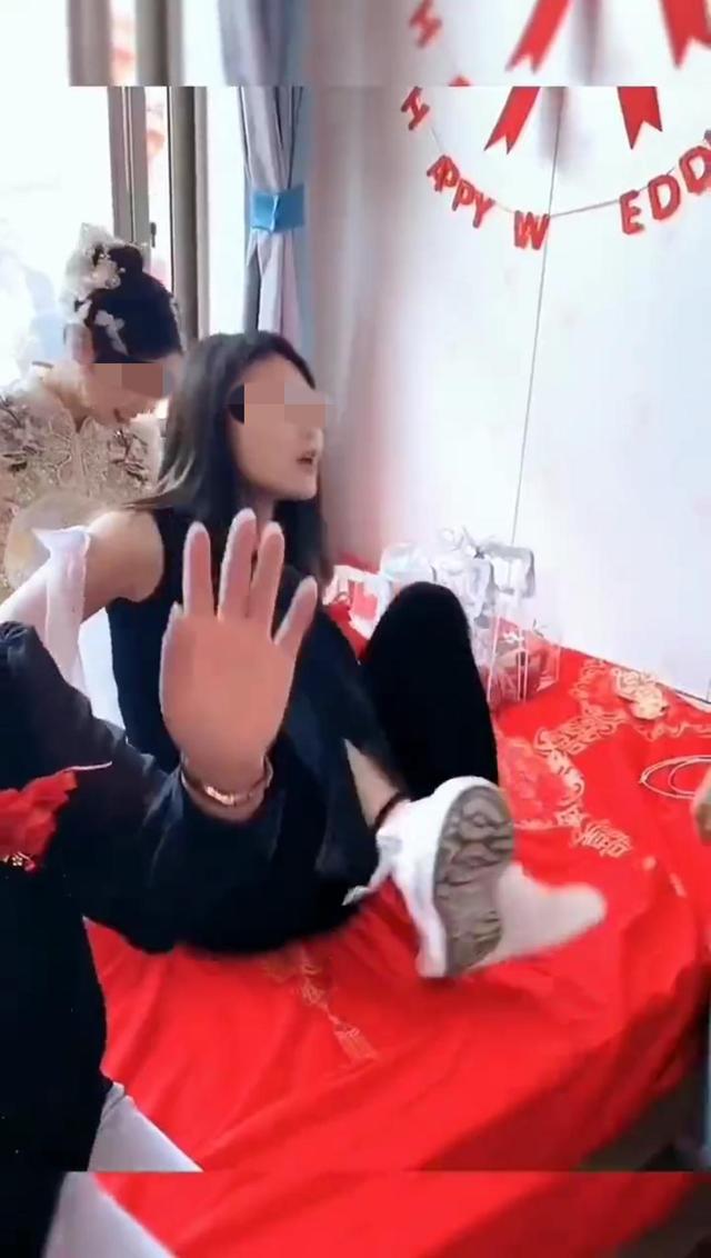 伴郎团接新娘上车,没想到妹妹情绪失控,坚决不让他们带走新娘子