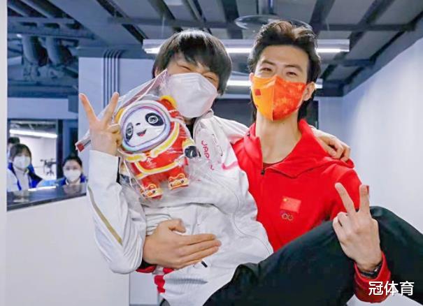 羽生结弦|羽生结弦离开北京！坐在车内仍点头鞠躬，摇下车窗让粉丝破防