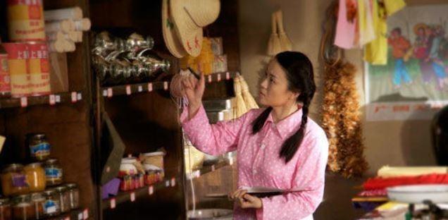 关婷娜|关婷娜：21岁签约赵本山公司，长得漂亮39岁还单身，父母一直为她担心