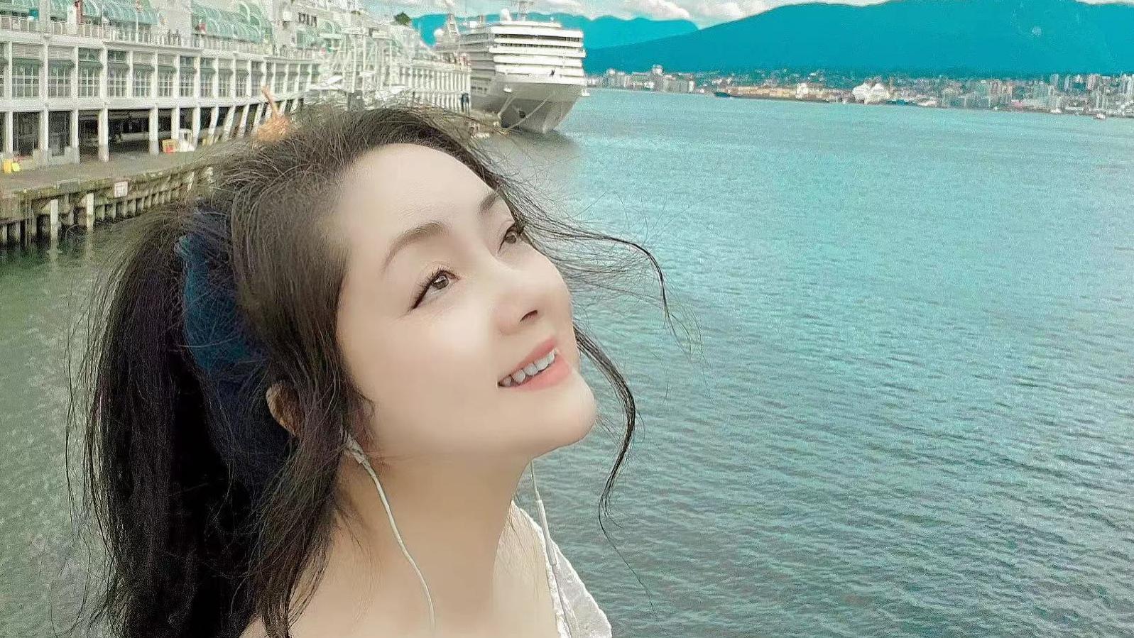 张莉|薛宝钗张莉定居加拿大庆57岁！打扮少女美满似冻龄，仍未婚成富婆