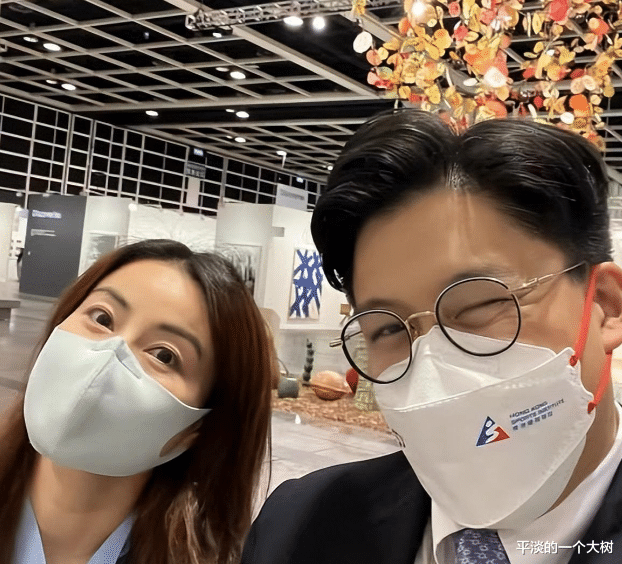 霍启刚|霍启刚晒出照片，孩子乖巧可爱，一家人很幸福