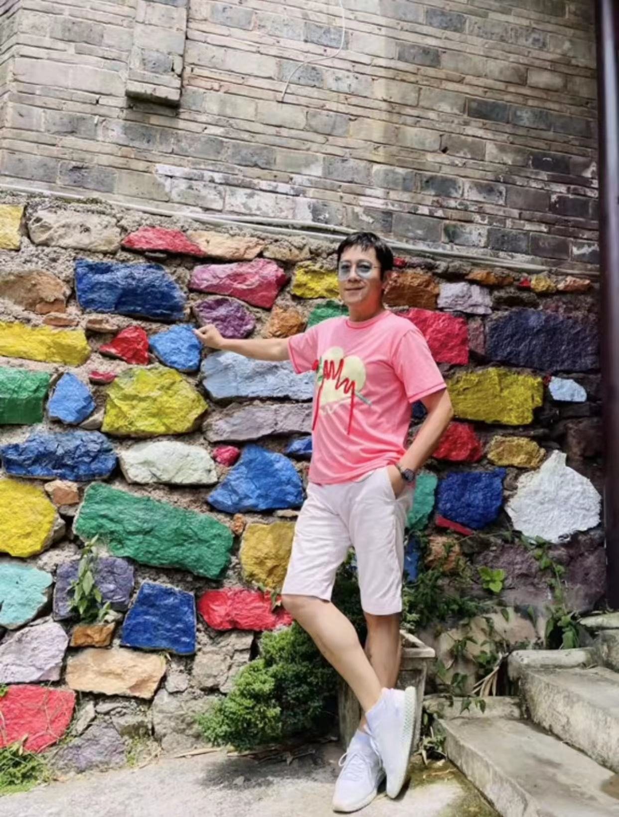 蔡国庆|蔡国庆疑陪老婆回乡探亲,穿79元T恤显年轻