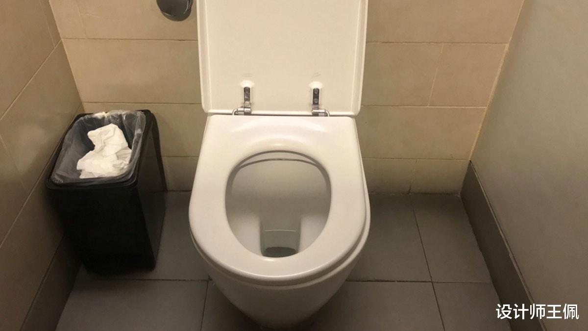 “厕纸扔进马桶冲走”才是正确做法,不是误导,是生活经验!