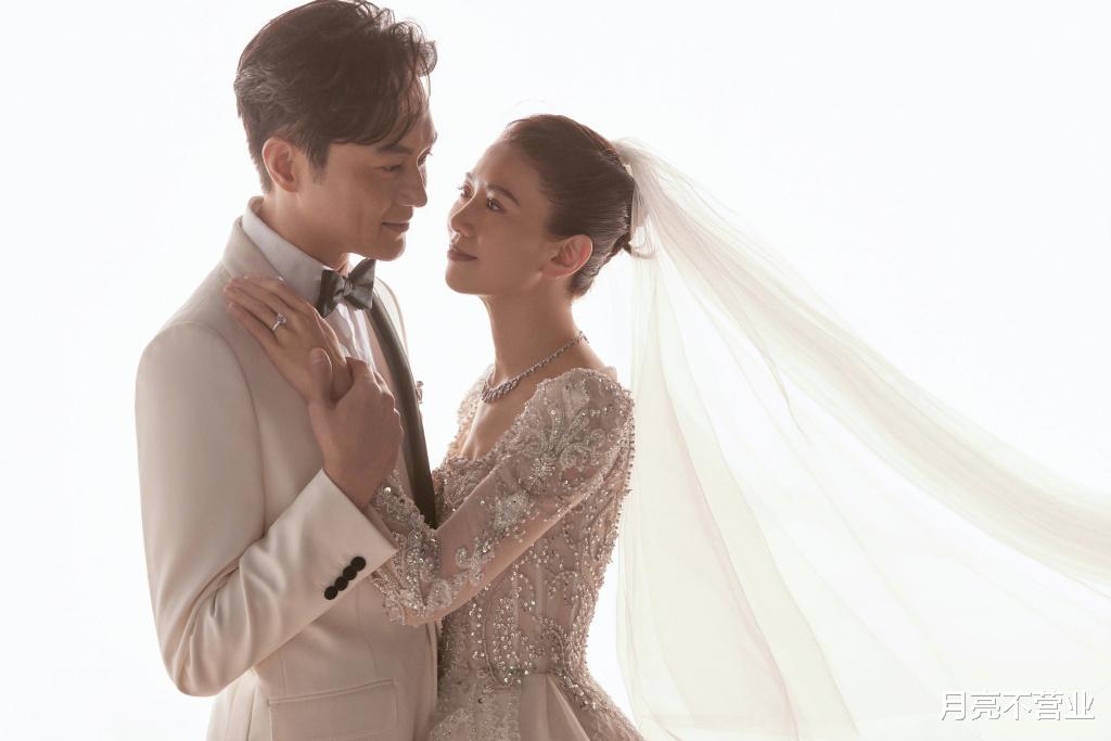 张智霖|张智霖袁咏仪夫妇再拍婚纱照，俩人深情对视如少男少女，感动