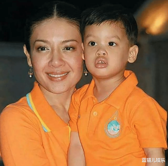 王储|西拉米荣登曼谷新年挂历,怀抱子嗣惊喜出镜,16岁准王储功不可没