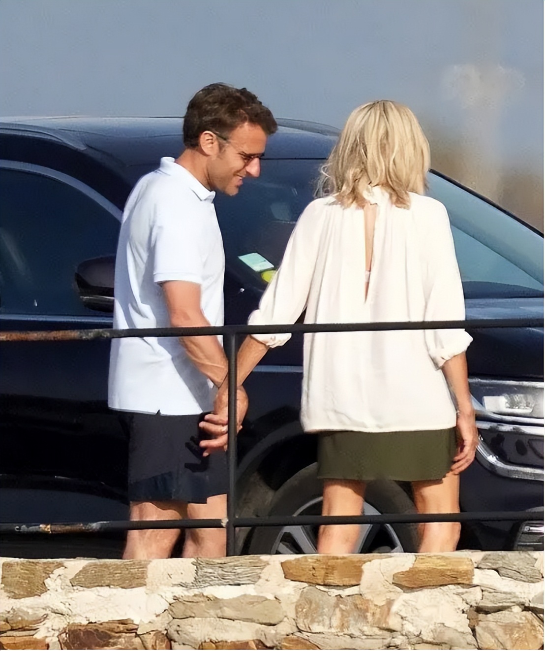 埃马纽埃尔·马克龙|马克龙拉着手带老婆度假，69岁的布丽吉特身穿露背迷你裙，好甜