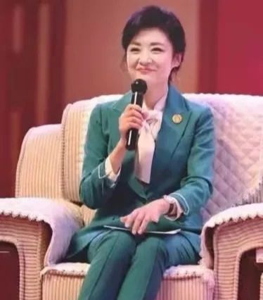 周涛|周涛对正在给自己洗衣服的丈夫说:离婚吧,你给不了我想要的生活