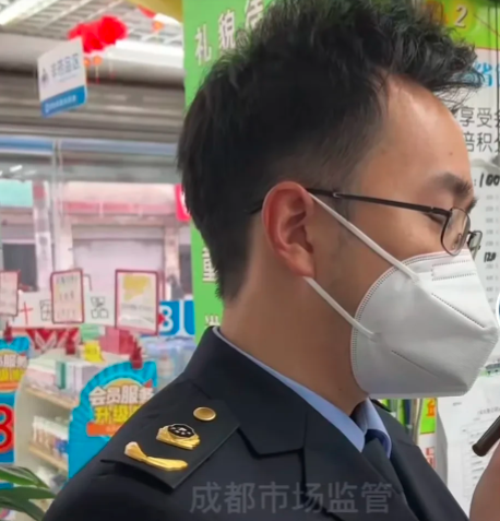 女子买连花清瘟被捆绑5种药品,坐地起价不行,就换成捆绑销售