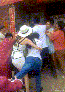 钟丽缇|钟丽缇直播秀身材,穿裸色跳操被嘲,工作人员递衣服救场!