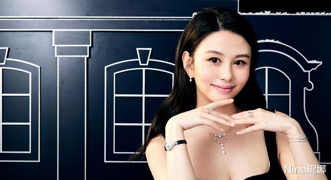 邱淑贞|邱淑贞女儿罕晒素颜照，穿开衫配黑色打底衫，厚嘴唇颜值被爸拉垮