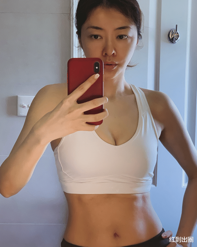 |41岁熊黛林阔太生活曝光，跟私教学习打桌球，穿棉袄被赞气质出众