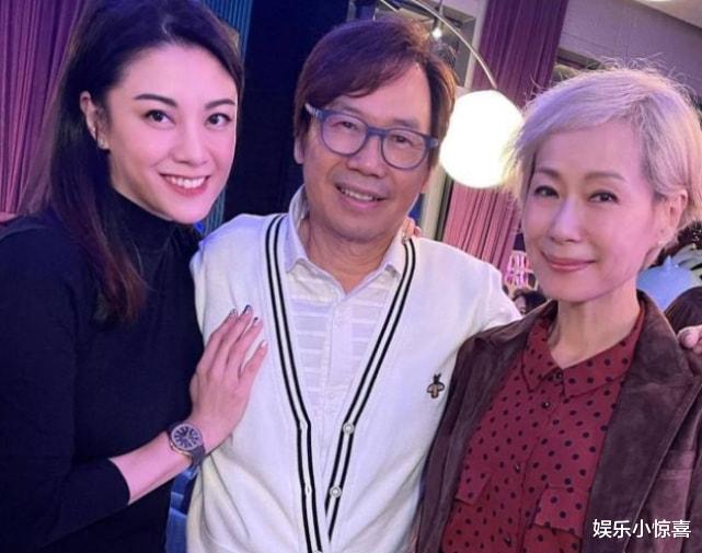 叶童|59岁叶童素颜照曝光！满头白发瘦骨嶙峋，独自吃路边摊惹人心疼