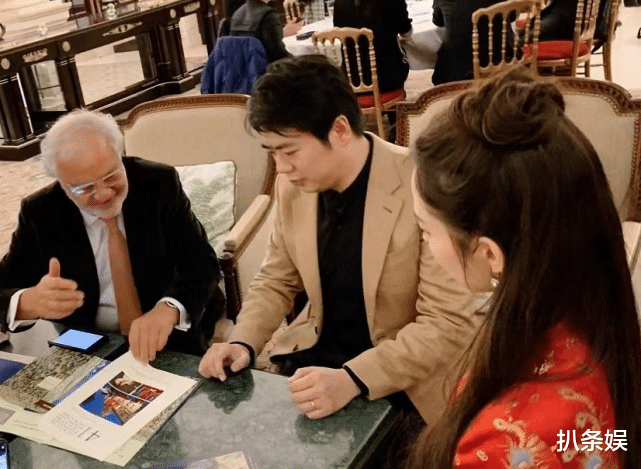 吉娜·爱丽丝|网友晒与郎朗夫妇合照,吉娜身穿红色旗袍巴掌腰抢镜,真人太瘦了