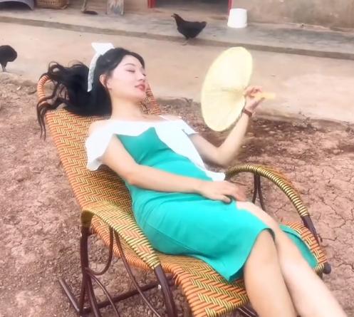 |网红唐小鱼穿高开叉连衣裙，躺在摇椅上遭吐槽，网友：建议封杀