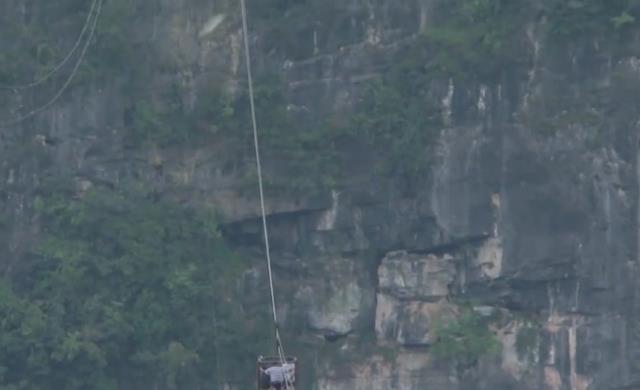 |悬崖上的村庄：村民出门全靠索道，600米的高空，比过山车还刺激