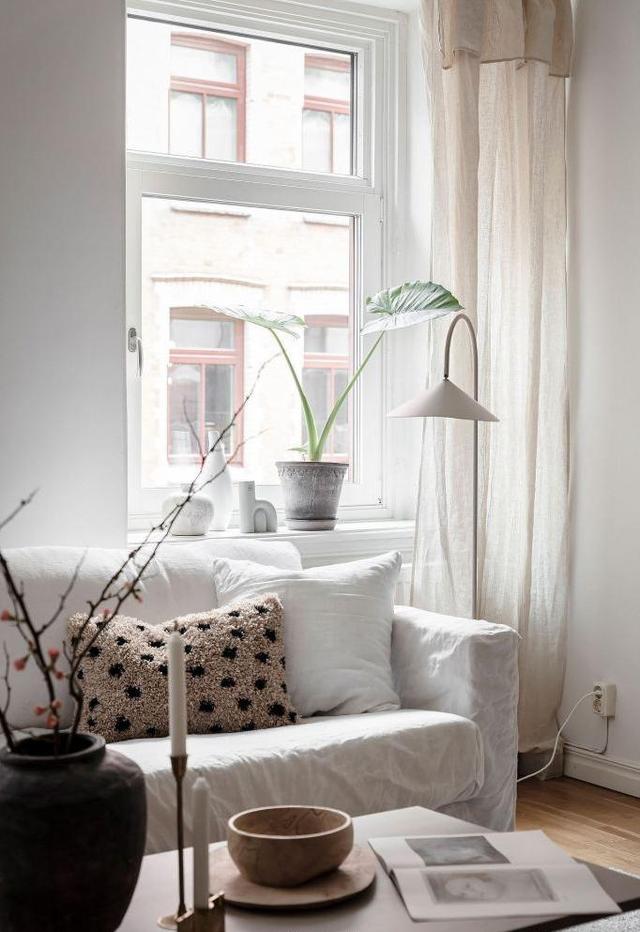 一人住一室不规则户型的家，白色和米色搭配，可以假装在家度假了